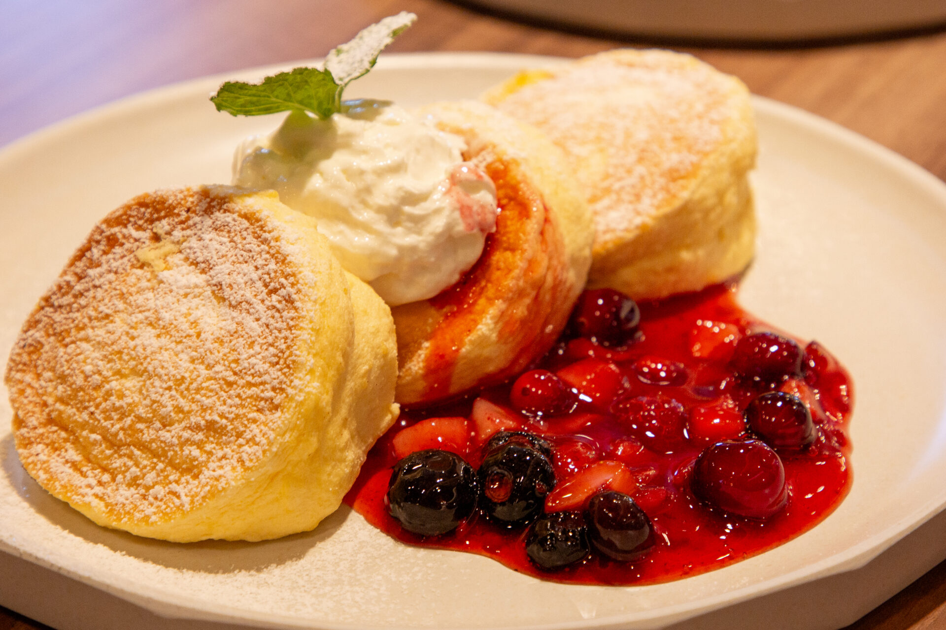 ヨーグルトムース&果実ソースのパンケーキの外観